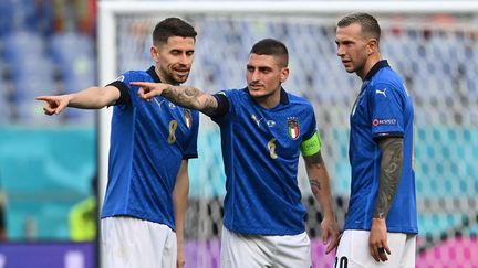 Les milieux de terrain Jorginho, Marco Verratti et Federico Bernardeschi en discussion.&nbsp; (ANDREAS SOLARO / POOL)