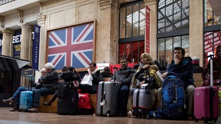 Attente en gare du Nord dans le terminal Eurostar, le 18 mars 2019. (IAN LANGSDON / EPA / MAXPPP)