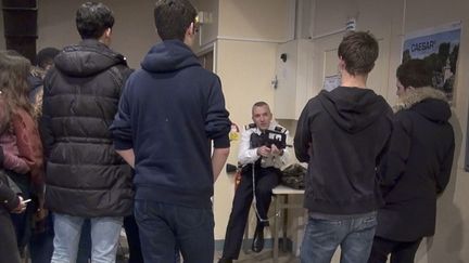 Un officier de l'armée de l'air fait une démontration devant des lycéens convoqués pour leur journée "défense et citoyenneté" à Rueil-Malmaison (Hauts-de-Seine). (PHILIPPE DE POULPIQUET / MAXPPP)