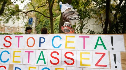 Pancarte anti-Ceta lors d'une manifestation devant le Parlement wallon, à Namur (Belgique), le 21 octobre 2016 (BRUNO FAHY / BELGA)