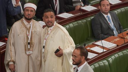 Deux députés de la coalition Al Karama : à gauche, l'ancien imam&nbsp;Ridha Jaouadi; à droite, le fondateur et chef de file du parti,&nbsp;Seifeddine Makhlouf. Photo prise à l'Assemblée des représentants du peuple, le&nbsp;Parlement tunisien, le 13 novembre 2019. (FETHI BELAID / AFP)