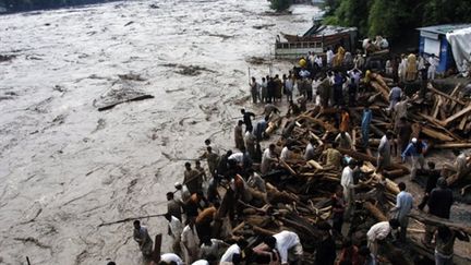 Dans la province inondée de Khyber Pakhtunkhwa, au Pakistan, le 30 juillet 2010. (AFP/SAJJAD QAYYUM)