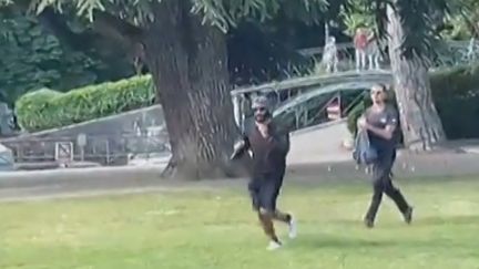 Capture d'écran d'une vidéo montrant l'homme interpellé après l'attaque au couteau survenue jeudi 8 juin 2023, à Annecy (Haute-Savoie). (AFP)