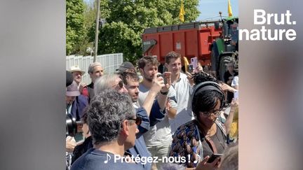 À Lescout, dans le Tarn, les habitants se battent pour empêcher l'agrandissement d’une ferme-usine qui pollue l’air de leur village. Brut a rencontré ces militants à l’occasion du blocage de la ferme-usine.