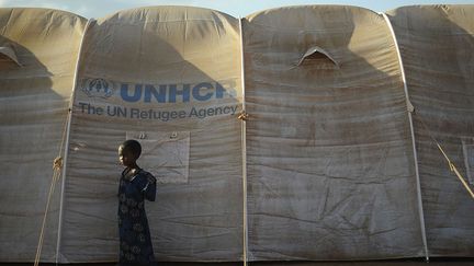 Un jeune Somalien se tient à côté de l'abri de sa famille, à Dadaab, le plus grand camp de réfugiés au monde, au Kenya. (TONY KARUMBA / AFP)