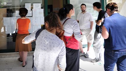 Des demandeurs d'emploi, le 22 mai 2012 &agrave; Ath&egrave;nes (Gr&egrave;ce). (LOUISA GOULIAMAKI / AFP)