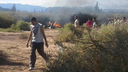 Les restes d'un des deux h&eacute;licopt&egrave;res accident&eacute;s, le 9 mars 2015 &agrave;&nbsp;Villa Castelli (Argentine). (ALDO PORTUGAL / AFP)