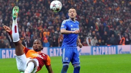 Drogba tente un retourné devant Terry (OZAN KOSE / AFP)