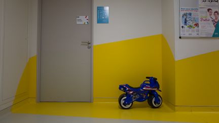 Dans les couloirs de l'Institut Gustave-Roussy, dans le Val-de-Marne, le&nbsp;plus grand centre de lutte contre le cancer de l'enfant en Europe. (JEAN-MARIE PORCHER / RADIO FRANCE)