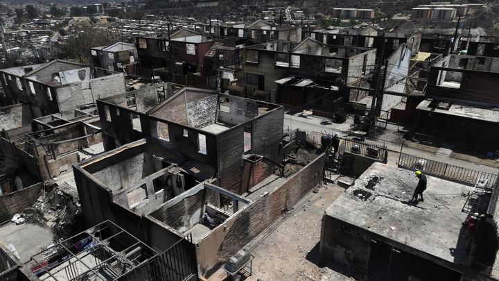 Des maisons ravagées par les feux de forêt au Chili, le 8 février 2024. (JAVIER TORRES / AFP)