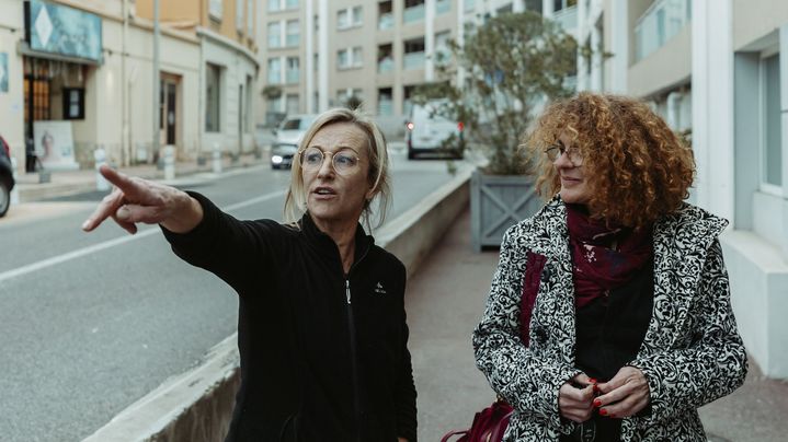 Moly raccompagne Jacqueline Karoutchi vers sa voiture, le 2 mars 2022, dans les Alpes-Maritimes. (PIERRE MOREL / FRANCEINFO)