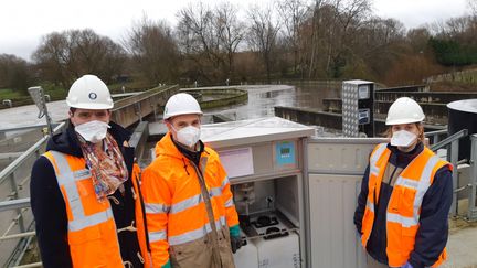 Le réseau Obépine analyse la concentration de virus dans les eaux usées. Ici, une équipe chargée des prélèvements dans une station d'épuration de Wavrechain-sous-Denain, dans le Nord. (RAFAELA BIRY VICENTE FRANCE BLEU NORD / FRANCE-BLEU NORD)