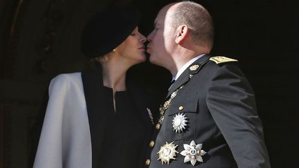 Le prince Albert II de Monaco (D) embrasse son &eacute;pouse la princesse Charl&egrave;ne au balcon du palais de Monaco &agrave; l'occasion de la f&ecirc;te nationale mon&eacute;gasque, le 19 novembre 2014. ( ERIC GAILLARD / REUTERS)