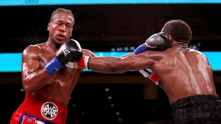 Patrick Day (G) a été évacué sur une civière lors de son combat contre Charles Conwell (D), le 16 octobre 2019 à la Wintrust Arena de Chicago. (DYLAN BUELL / GETTY IMAGES NORTH AMERICA / AFP)