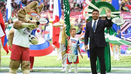 Zabivaka, la mascotte de la Coupe du monde (à gauche), et le Brésilien Ronaldo, le 14 juin 2018 à Moscou (Russie). (PATRIK STOLLARZ / AFP)