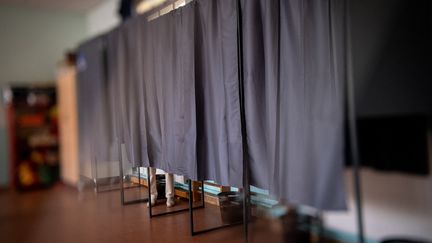 Des isoloirs, à Dinan (Côte d'Armor), dimanche 12 juin 2022.&nbsp; (MARTIN BERTRAND / HANS LUCAS / AFP)