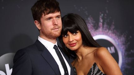 Le chanteur et musicien britannique James Blake et sa compagne, l'actrice et présentatrice télé britannique Jameela Jamil, le 24 novembre 2019 aux American Music Awards à Los Angeles (Etats-Unis). (CHRISTOPHER POLK/VARIETY/REX/SIPA / SHUTTERSTOCK / SIPA)