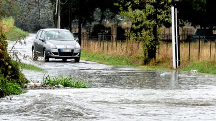 Une voiture face à la montée des eaux, sur une route entre Montpeller et Saint-Jean-de-Védas (Hérault), mardi 22 octobre 2019.&nbsp; (MAXPPP)