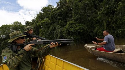 militante de Survival International qui fait campagne pour les Yanomamis depuis 1990, la solution à long terme est d’avoir plus de gens sur le terrain, que les peines encourues soient plus sévères pour les mineurs et particulièrement pour ceux qui les embauchent et qui leurs fournissent les équipements. (REUTERS/Bruno Kelly)