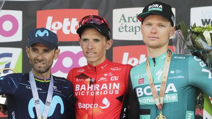 Le podium de la Flèche wallonne avec la victoire de Dylan Teuns (milieu) devant Alejandro Valverde (gauche) et Aleksander Vlasov (droite), le 20 avril 2022 à Huy. (MAXPPP)