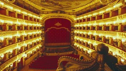 Vue de l'int&eacute;rieur du th&eacute;&acirc;tre San Carlo, &agrave; Naples (Italie). (ANA / ONLY WORLD / AFP)