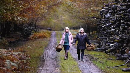 Les actrices Hélène Vincent et Josiane Balasko dans "Quand vient l'automne", de François Ozon, sortie le 2 octobre 2024. (FOZ- FRANCE 2 CINEMA - PLAYTIME)