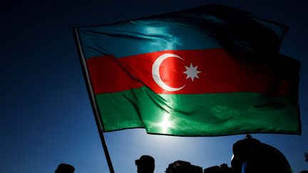 Un drapeau de l'Azerbaïdjan, à Bakou, le 26 avril 2018. (KIRILL KUDRYAVTSEV / AFP)