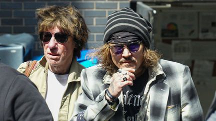 Le chanteur&nbsp;Jeff Beck et l'acteur et chanteur Johnny Depp, sortant d'un hôtel pendant leur tournée, le 03 juin 2022. (STUART WALLACE/SHUTTERSTOCK/SIPA / SIPA)