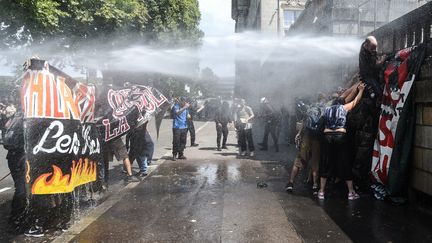 Les forces de l'ordre ont utilisé des jets d'eau pour empêcher les manifestants de pénétrer dans la préfecture à Nantes, samedi 3 août 2019, lors d'un rassemblement pour dénoncer les violences policières. (JEAN-FRANCOIS MONIER / AFP)