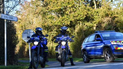 Des gendarmes&nbsp;près de la forêt de Bellebranche, à Saint-Brice (Mayenne), le 9 novembre 2021. (JOEL LE GALL / MAXPPP)