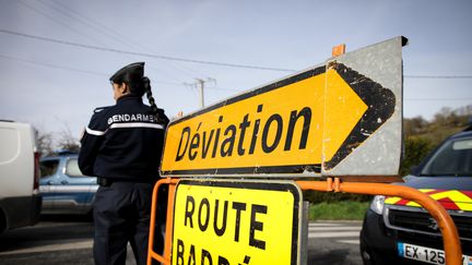 La circulation est déviée à Branville (Calvados), le 21 février 2020, en prévision de l'arrivée d'un autocar transportant des ressortissants français rapatriés de Wuhan&nbsp;(Chine) et placés en quarantaine, en pleine épidémie de coronavirus Covid-19. (LOU BENOIST / AFP)