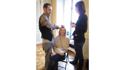 Après discussion avec le photographe Jacques Beneich, le maquilleur Sébastien Poirier, débute son travail. Il réalise de grosses boucles.
 (Corinne Jeammet)