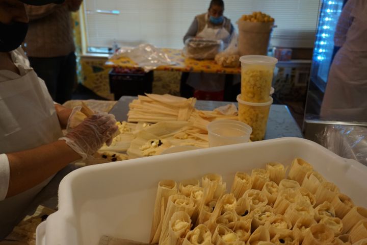 Des employées préparent des "tamales" et de l'"agua fresca" dans la cuisine de South Philly Barbacoa, l'un des trois restaurants de Cristina Martinez, le 22 octobre 2020. (MARIE-VIOLETTE BERNARD / FRANCEINFO)