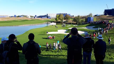 La Ryder Cup 2018 pourra compter sur quelque 270 000 spectateurs… et plus d’un milliard devant leur téléviseur. (GUILLAUME BATTIN / RADIOFRANCE)