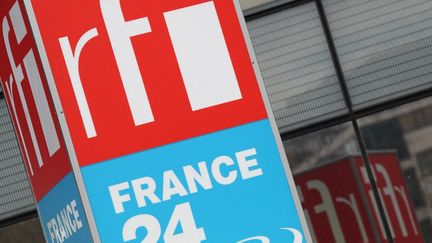 Les logos de la chaîne d'information France 24 et de Radio France Internationale (RFI) à Issy-les-Moulineaux, le 9 avril 2019. (KENZO TRIBOUILLARD / AFP)