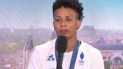 Dimanche 28 juillet, la judoka française Amandine Buchard a décroché le bronze dans la catégorie -52 kg. Elle était invitée sur le plateau du 20 Heures. (France 2)