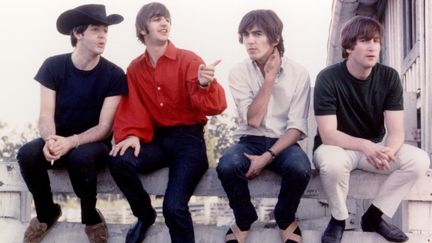 The Beatles (Paul McCartney, Ringo Starr, George Harrison et John Lennon) sur le tournage du film "Help!", le 25 août 1965. Lieu non précisé. (MICHAEL OCHS ARCHIVES / MICHAEL OCHS ARCHIVES / GETTY IMAGES)