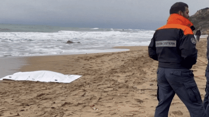 Après le naufrage d'un bateau de migrants près des côtes italiennes dimanche 26 février, le bilan s'est encore alourdi. Les autorités italiennes sont pointées du doigt.