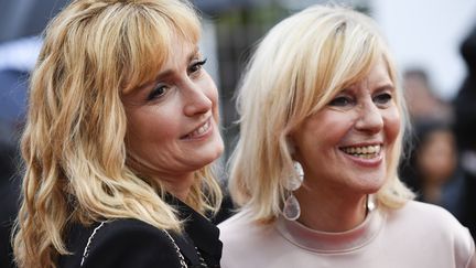 L'actrice Julie Gayet et l'humoriste Chantal Ladesou montent les marches de Cannes. (CHRISTOPHE SIMON / AFP)