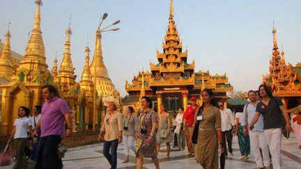 L'ouverture du régime birman a attiré un grand nombre de touristes séduits par les «pagodes d'or» du pays. Ici, à Rangoun en 2012. (YE AUNG THU / AFP)