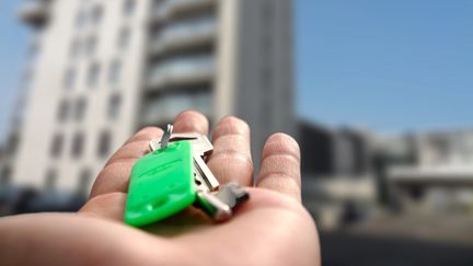 Les clefs d'un appartement devant un immeuble. Photo d'illustration. (PATRICK LEFEVRE / MAXPPP)