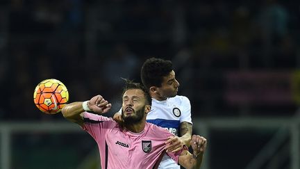 Le défenseur colombien de l'Inter Milan, Jeison Murillo, ici au duel aérien avec l'attaquant italien de Palerme, Alberto Gilardino. (FILIPPO MONTEFORTE / AFP)