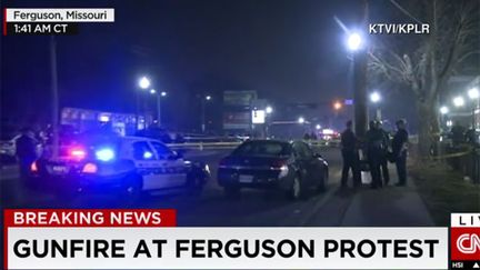 &nbsp; (Deux policiers blessés par des tirs à Ferguson © Capture d'écran CNN)