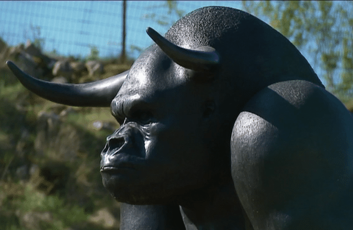 Le "Taureau-Gorille", au milieu du zoo de Besançon
 (Oeuvre de Mauro Corda. France 3/ Culturebox)