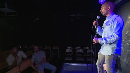 Plus d'une cinquantaine de stand-uppers se produisent chaque vendredi et samedi soir au Garage comedy club. (France 3 Marseille)