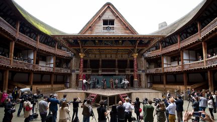 Photocall autour d'une production de "Hamlet" de Shakespeare au Globe Theetre de Londres, en avril 2014. (LEON NEAL / AFP)