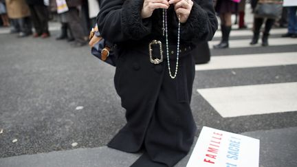 Du c&ocirc;t&eacute; des anti, on n'est pas avare de symbole. Les int&eacute;gristes catholiques sont de sortie et l'on ressort les chapelets lors des manifestations en invoquant la fin de notre civilisation. (KENZO TRIBOUILLARD / AFP)