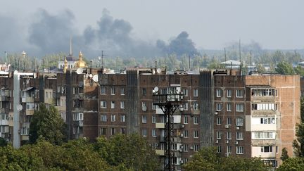 De la fum&eacute;e s'&eacute;chappe d'un d&eacute;p&ocirc;t d'essence &agrave; l'a&eacute;roport de Dontetsk (Ukraine), le 23 septembre 2014, &nbsp;apr&egrave;s&nbsp;des combats entre des rebelles pro-russes et l'arm&eacute;e ukrainienne. (JOHN MACDOUGALL / AFP)