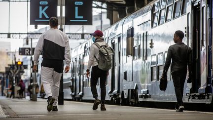 Des passagers à la gare de Lyon, à Paris, jeudi 19 mars 2020. (MAXPPP)