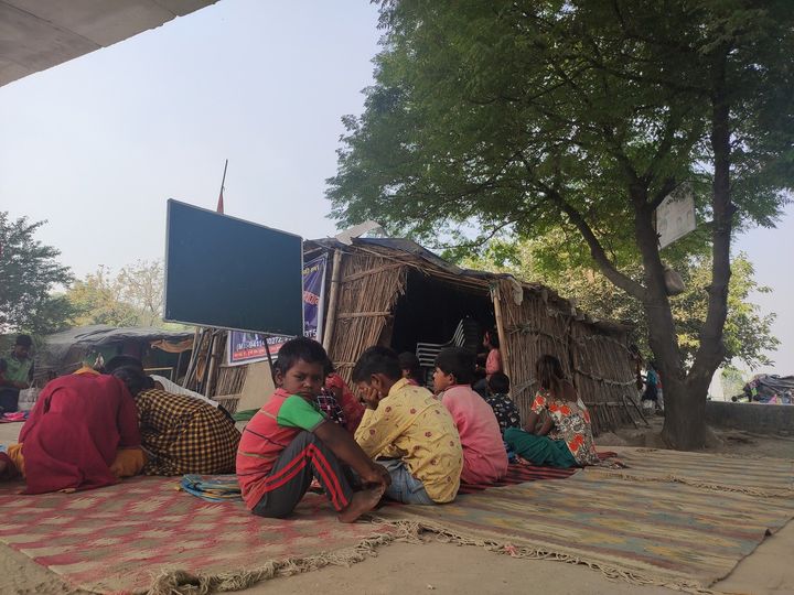 Des écoliers pauvres de la banlieue de New Delhi en Inde suivent des cours à ciel ouvert prodigués par des particuliers pour compenser les écoles fermées en raison du Covid-19. (SEBASTIEN FARCIS / RADIOFRANCE)